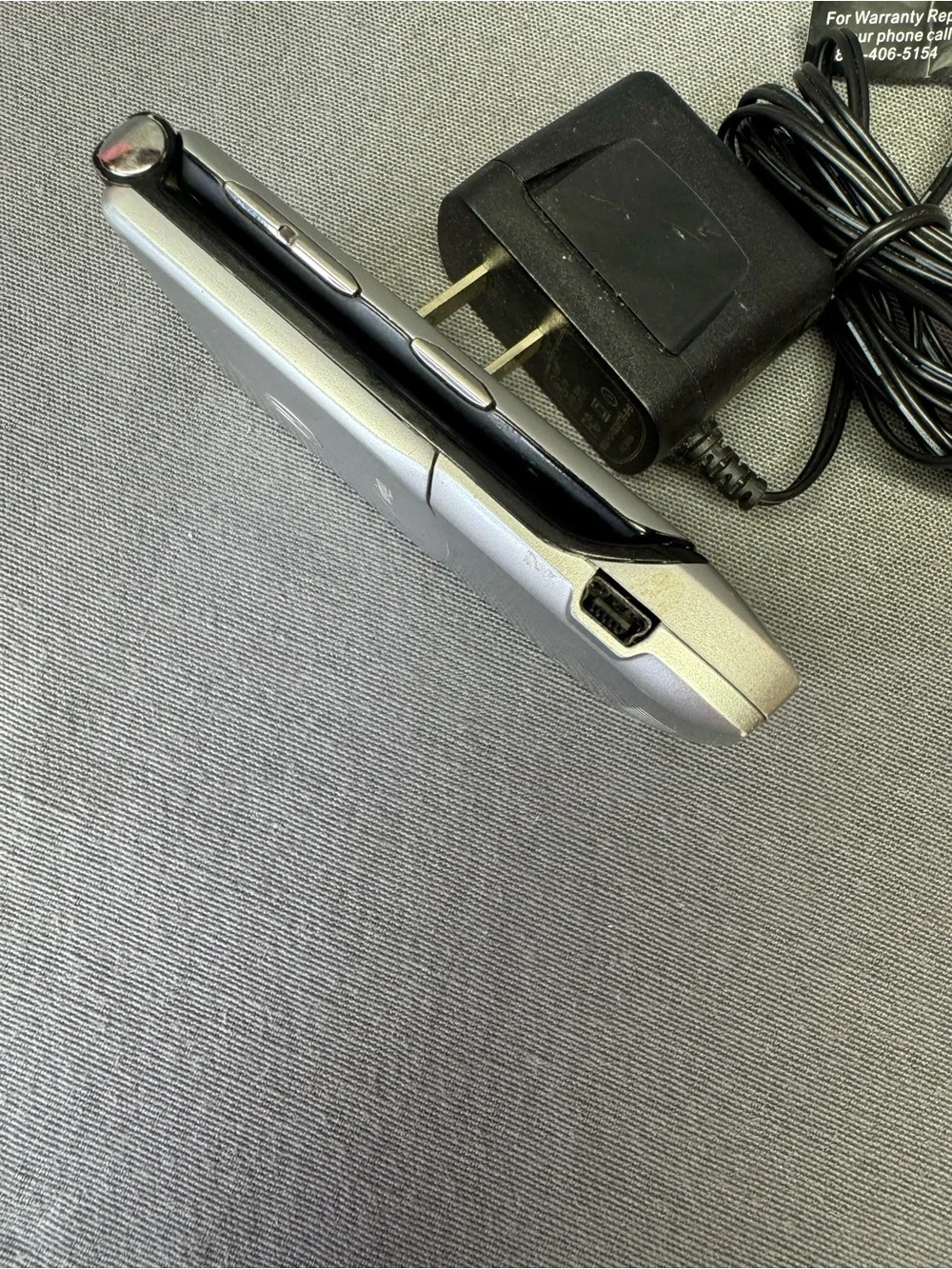 Motorola RAZR / Razor V3m - Silver and Black ( Verizon ) Cellular Flip Phone